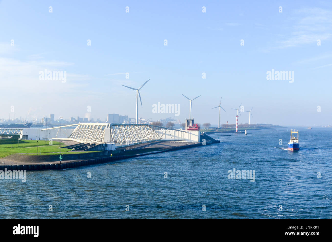 Ein kleines Frachtschiff der Nieuwe Waterweg, Rotterdam, ein Sturmflutwehr der Maeslantkering Weitergabe Stockfoto