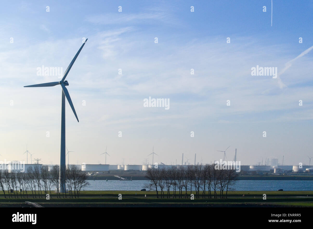 Windmühlen im Hafen von Rotterdam, Niederlande Stockfoto