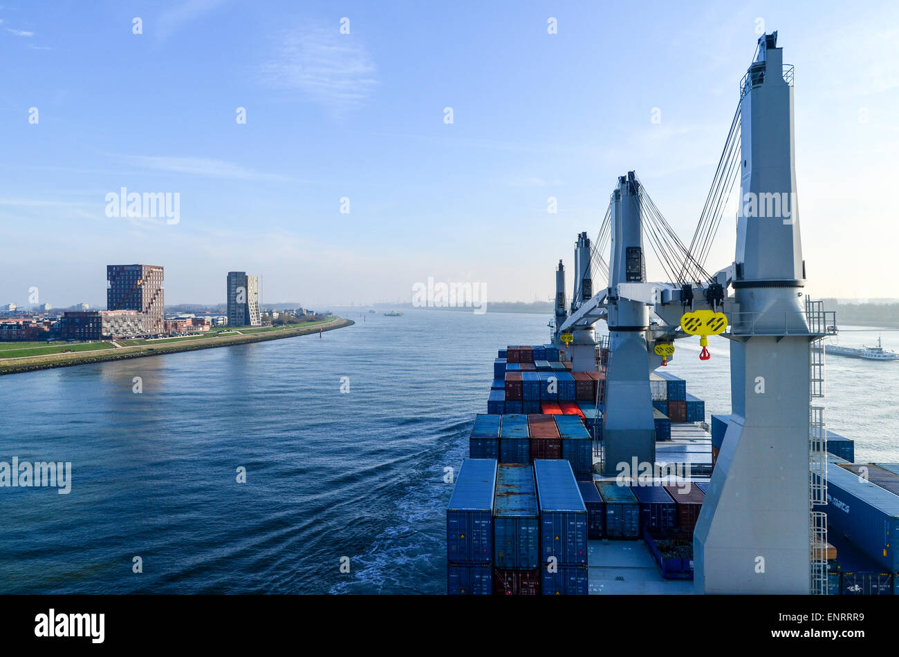 Stadt von Maassluis gesehen von einem Frachtschiff vorbei in die Nieuwe Waterweg Stockfoto