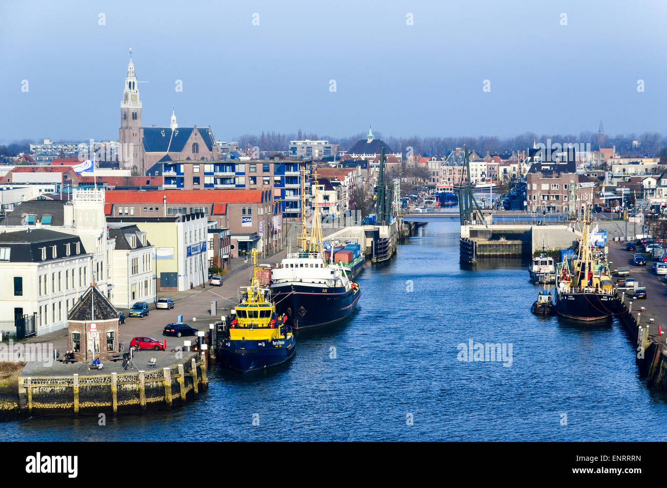 Stadt von Maassluis gesehen von einem Frachtschiff vorbei in die Nieuwe Waterweg Stockfoto