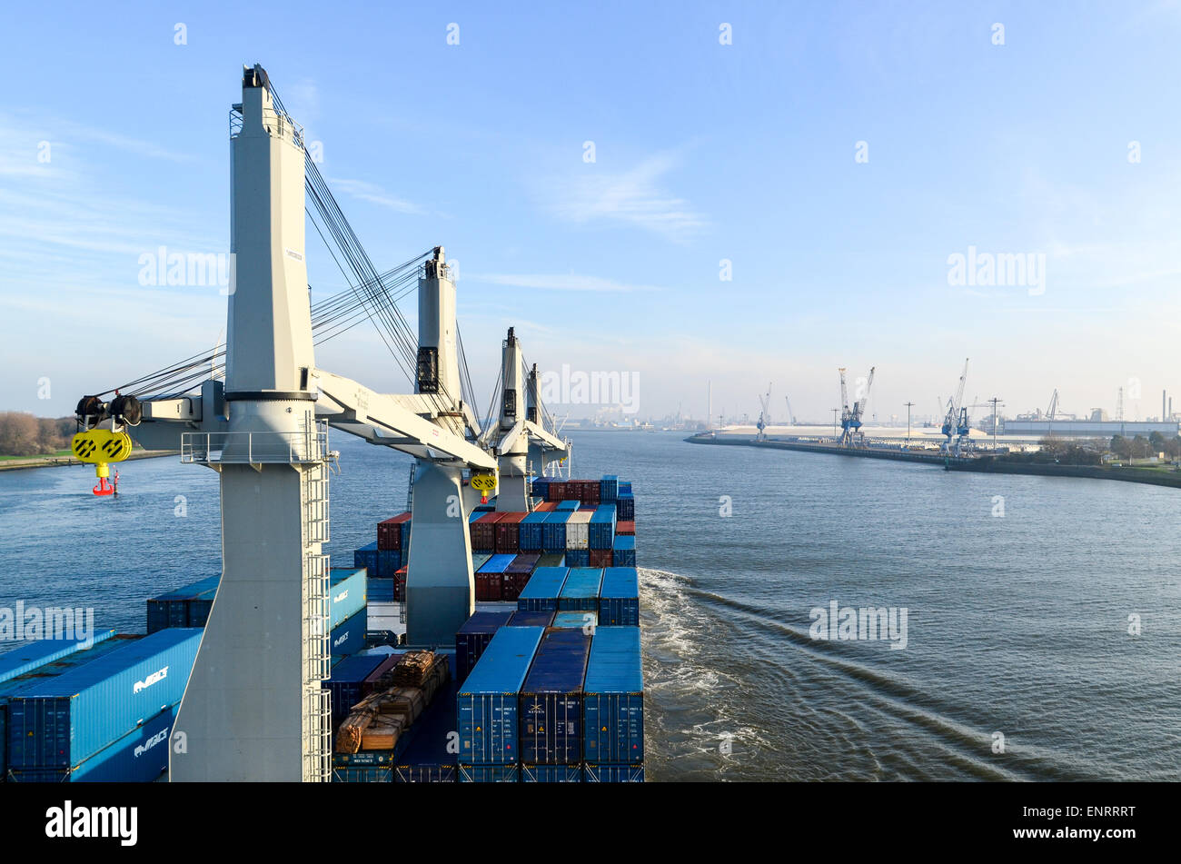 Ein Container-Schiff in den Hafen von Rotterdam, Niederlande Stockfoto