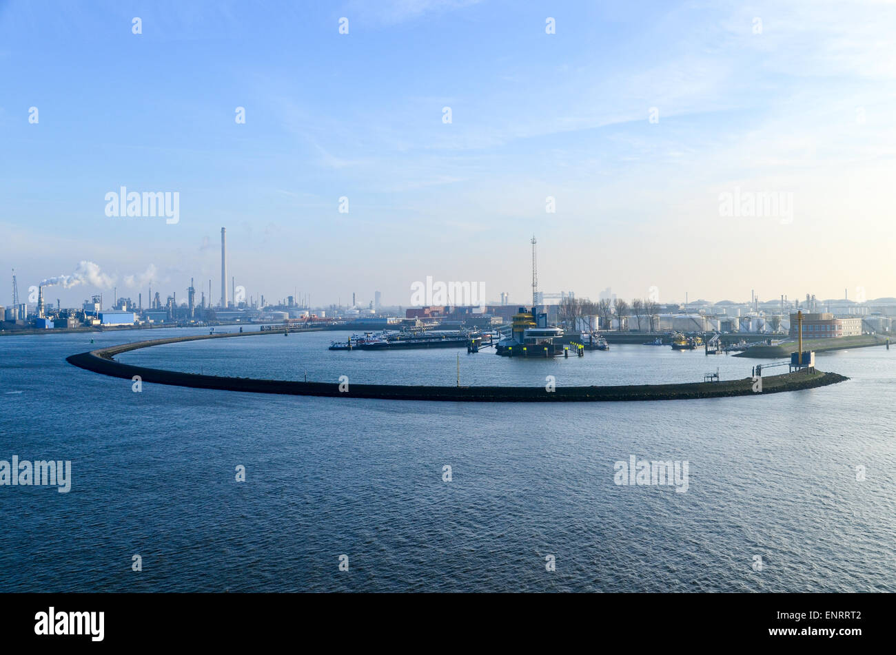 Lastkähne geparkt in einem Ring in den Hafen von Rotterdam, Niederlande Stockfoto