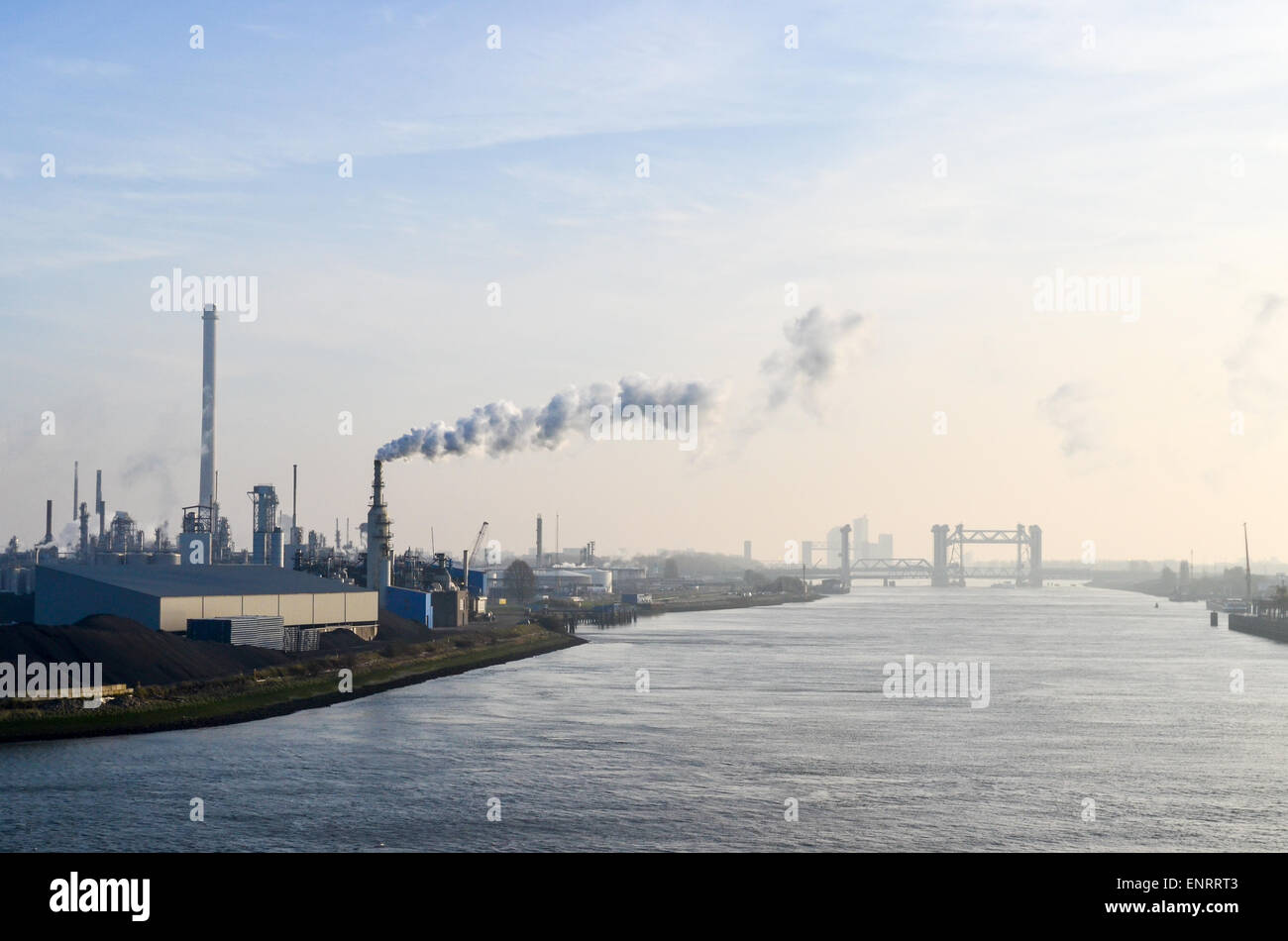 Rauch von den Schornsteinen der VBR-recycling-Anlage, Hafen von Rotterdam vor ot Botlekbrug, Niederlande Stockfoto