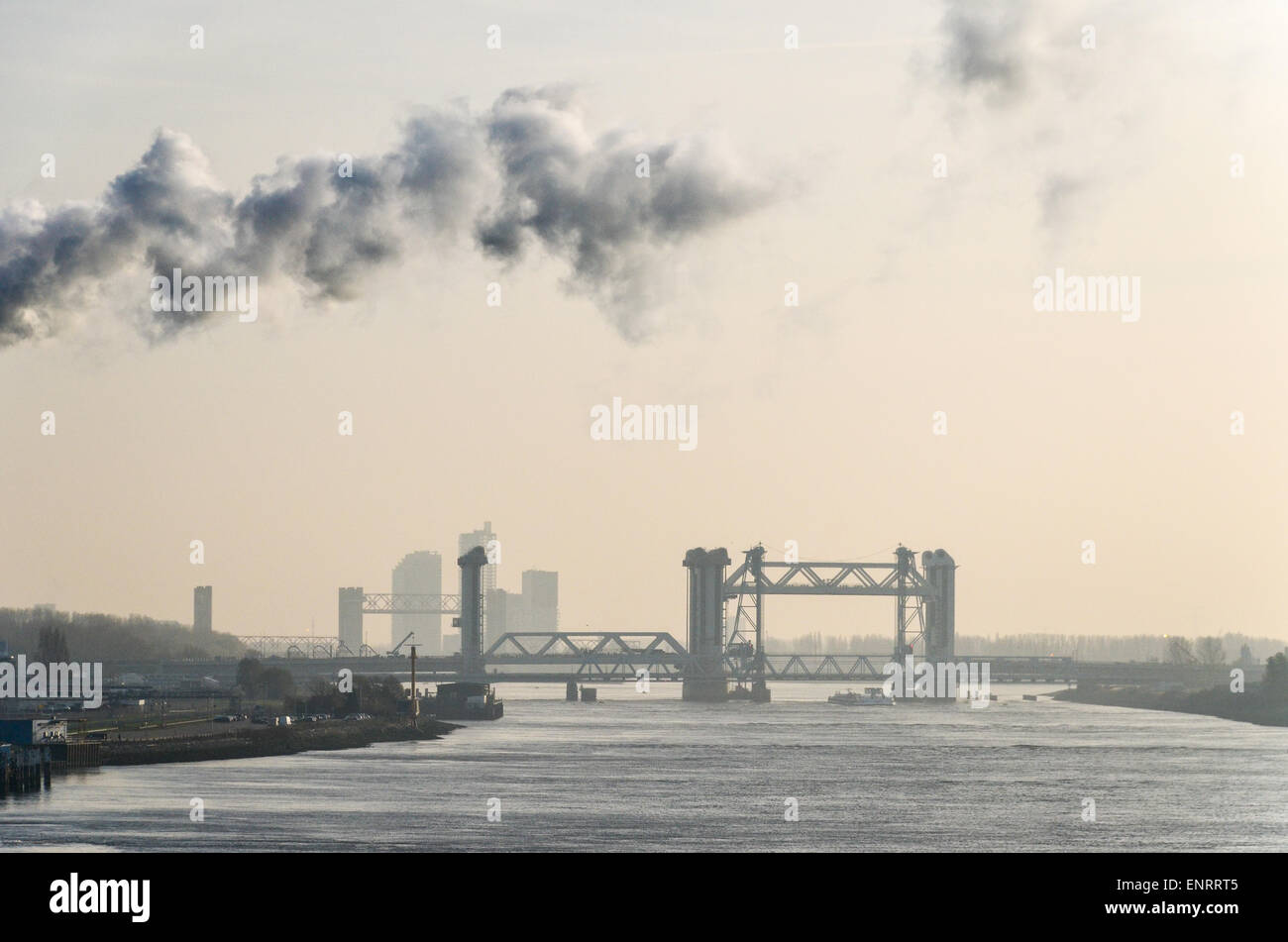 Rauch von den Schornsteinen der VBR-recycling-Anlage, Hafen von Rotterdam vor ot Botlekbrug, Niederlande Stockfoto