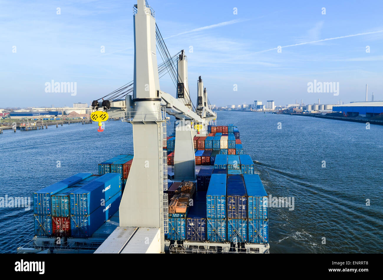Ein Container-Schiff in den Hafen von Rotterdam, Niederlande Stockfoto
