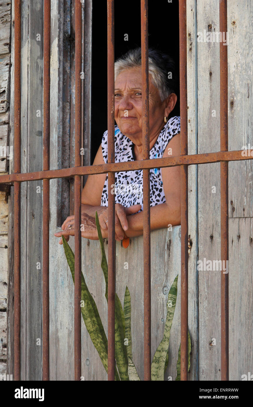 Porträt der Seniorin Blick aus Fenster, Regla, Kuba Stockfoto