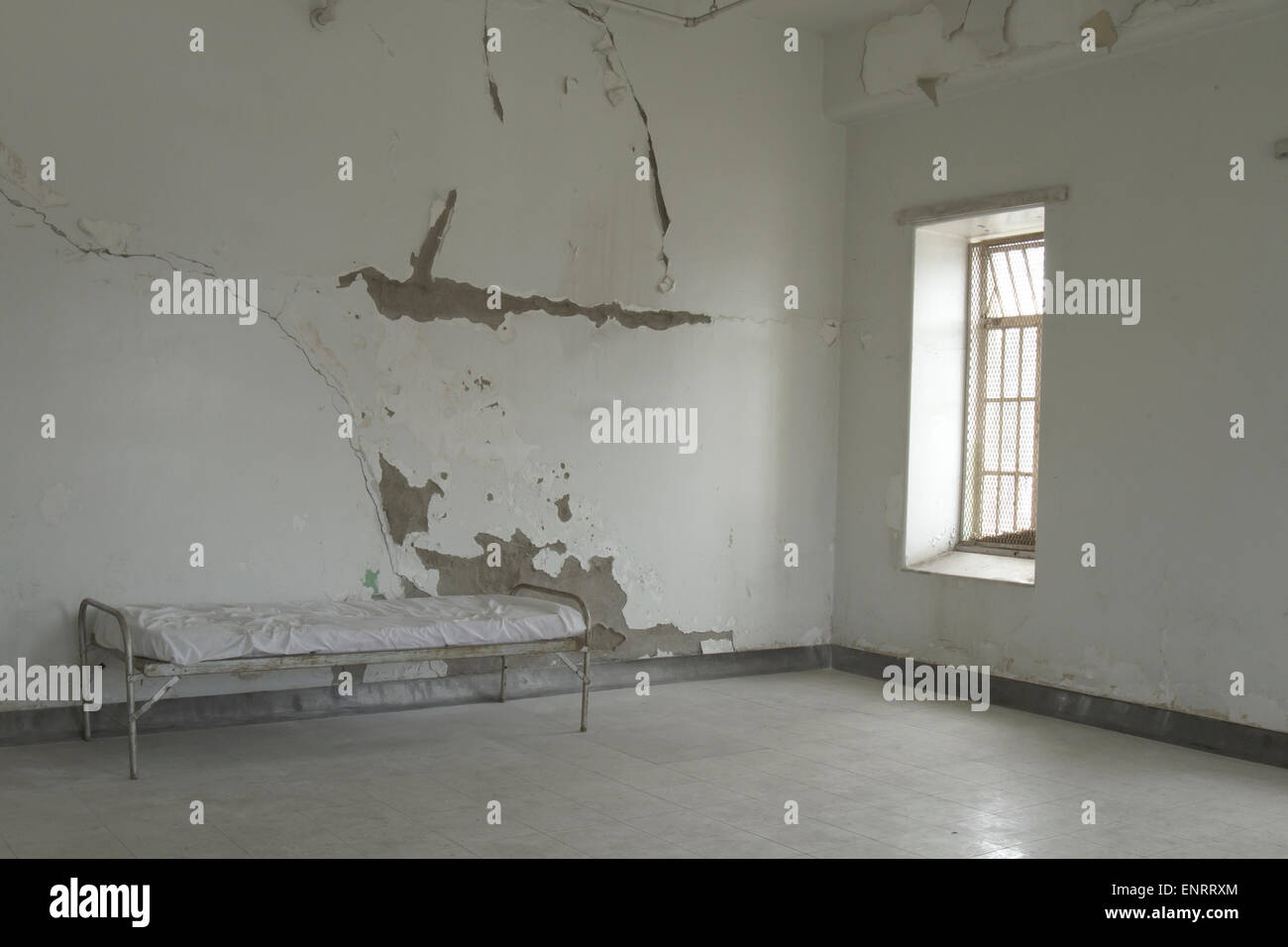 Kinderbett im leeren Raum der alten Geisteskrankheit Asyl. Stockfoto