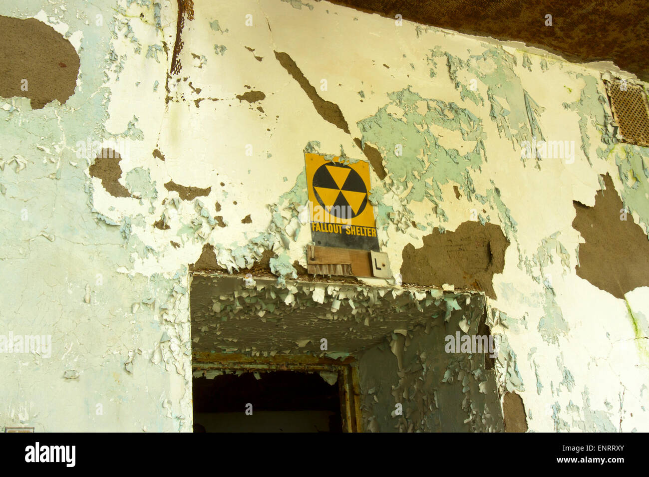 Atomschutzbunker melden über Tür in verfallenden Gebäude. Stockfoto