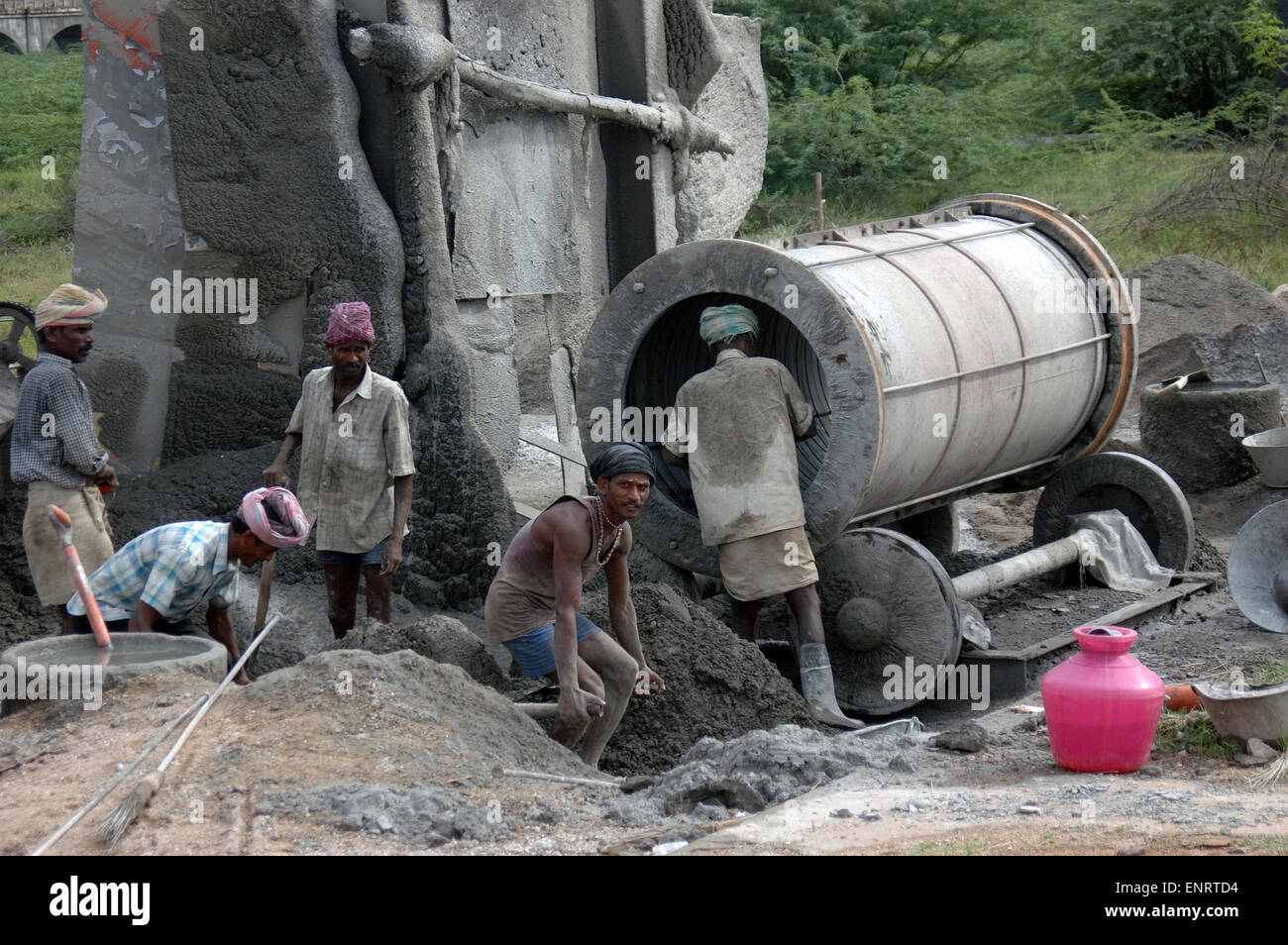 TAMIL NADU, Indien, circa 2009: unbekannte Arbeiter, die Rohre aus Beton, ca. 2009 in Tamil Nadu, Indien. Stockfoto
