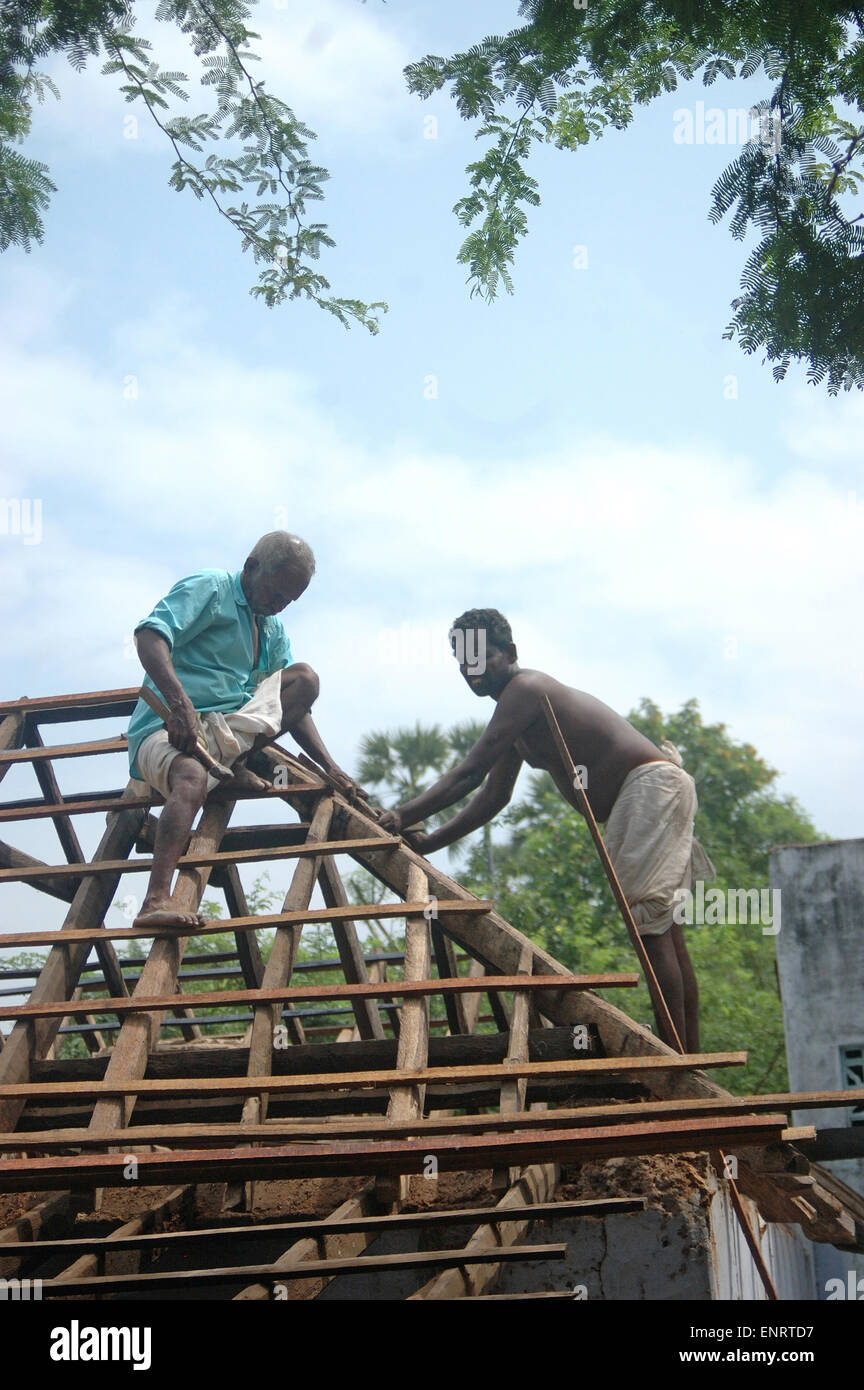 TAMIL NADU, Indien, circa 2009: Schreiner Arbeiten auf einem Dach ca. 2009 in Tamil Nadu, Indien. Stockfoto