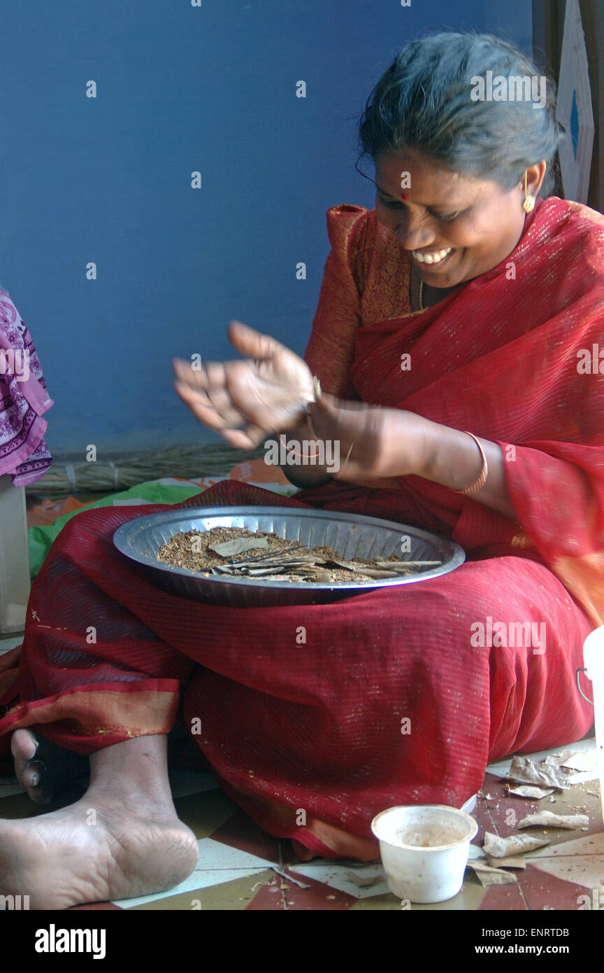 TAMIL NADU, Indien, circa 2009: unbekannte Frau Rollen Zigaretten, circa 2009 in Tamil Nadu, Indien. Stockfoto