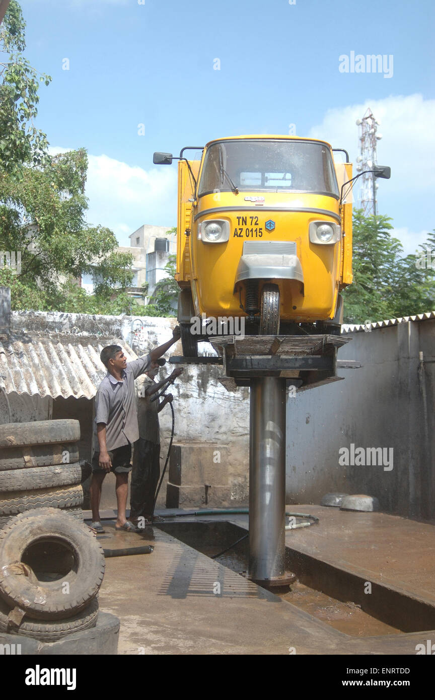 TAMIL NADU, Indien, circa 2009: unbekannte Arbeiter Waschen ein Auto circa 2009 in Tamil Nadu, Indien. Stockfoto
