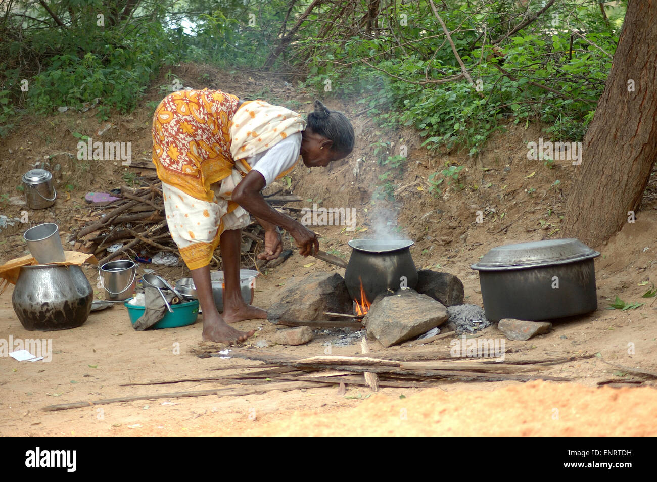 TAMIL NADU, Indien, circa 2009: unbekannte Frau Kochen Reis im Freien, ca. 2009 in Tamil Nadu, Indien. Stockfoto
