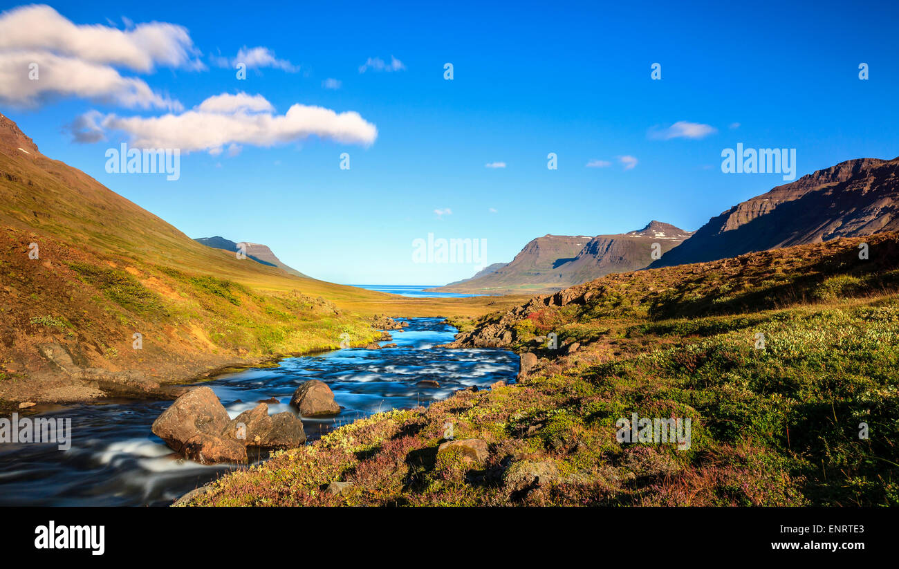 Malerische Bach im Tal Seydisfjordur Fjord Stockfoto