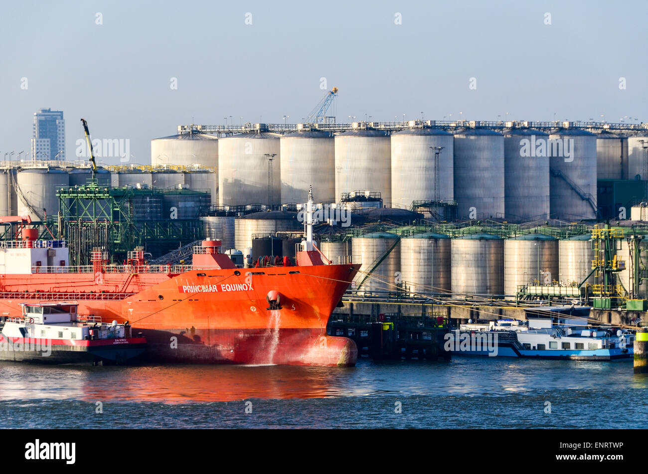 Vopak Pflanze und Cargo Schiffe beladen, Vlaardingen, Rotterdam, Niederlande Stockfoto