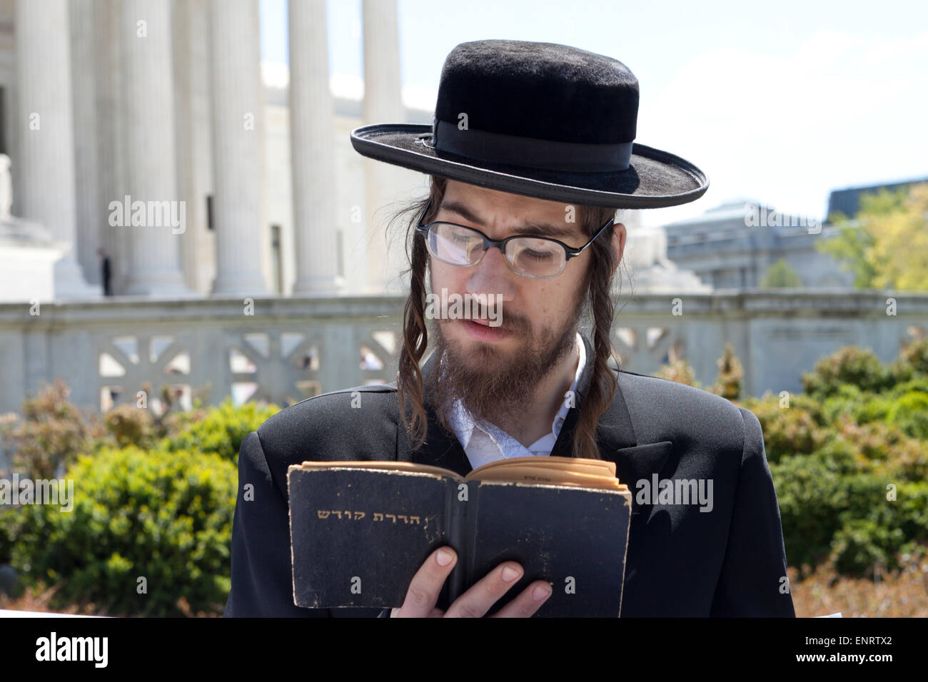 Hasidic orthodoxen jüdischen Mann liest der Thora vor dem US Supreme Court Gebäude - Washington, DC USA Stockfoto