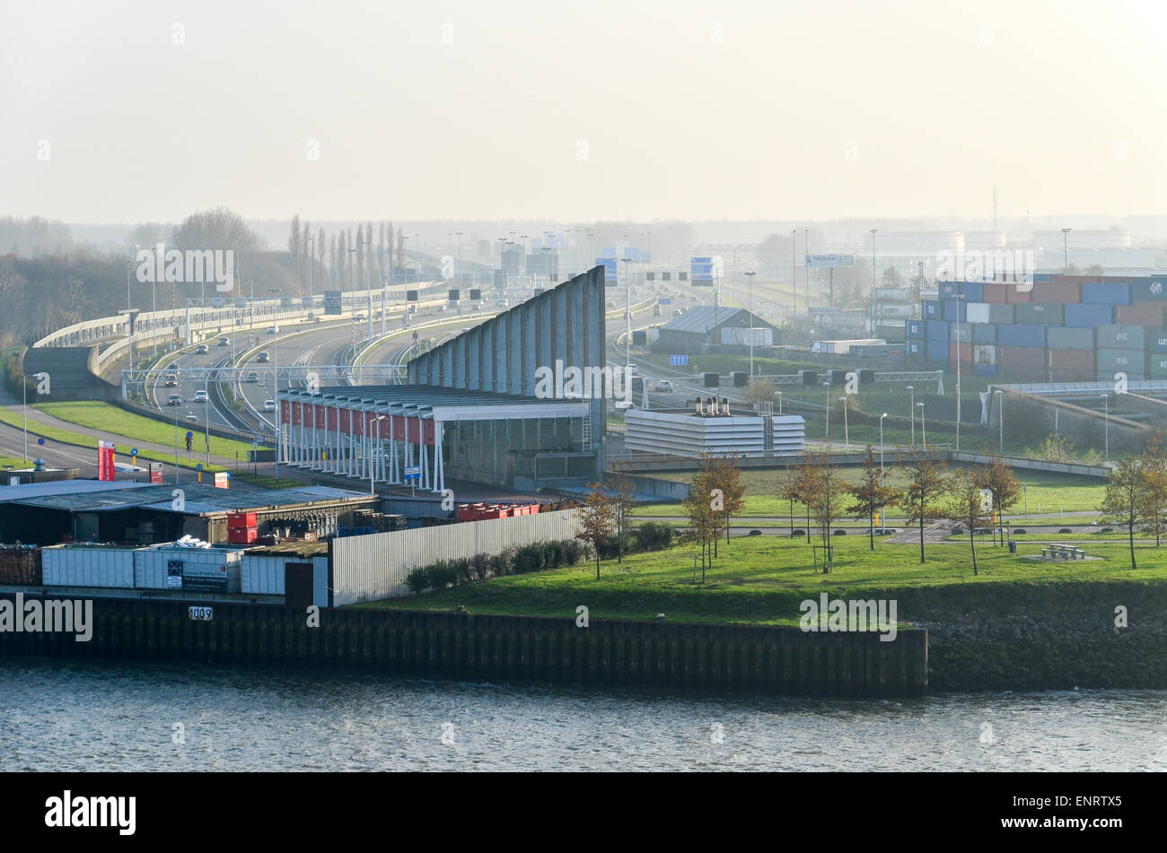 Beneluxtunnel, den Tunnel auf der A4 unter den Maas (Nieuwe Maas) Kanal in den Hafen von Rotterdam, Niederlande Stockfoto