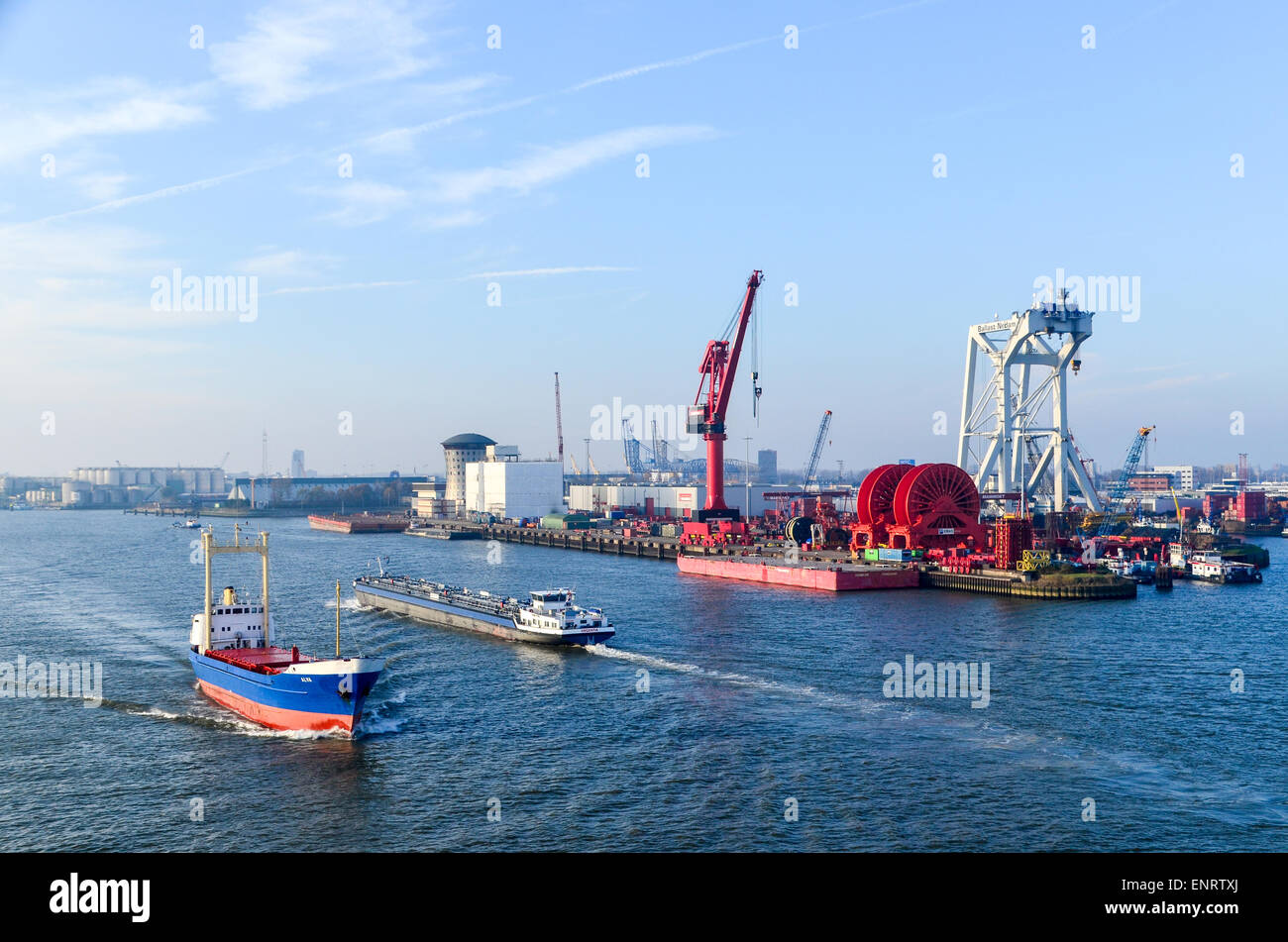 Kähne und Schiffe in den Hafen von Rotterdam, Niederlande Stockfoto