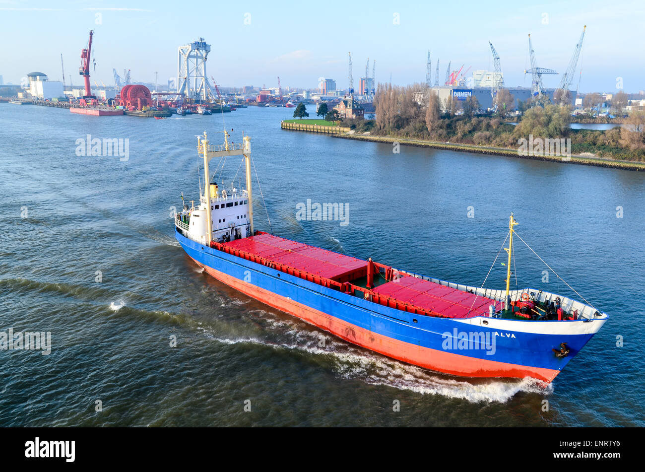 Ein Frachtschiff, das Segeln in den Hafen von Rotterdam, Niederlande Stockfoto