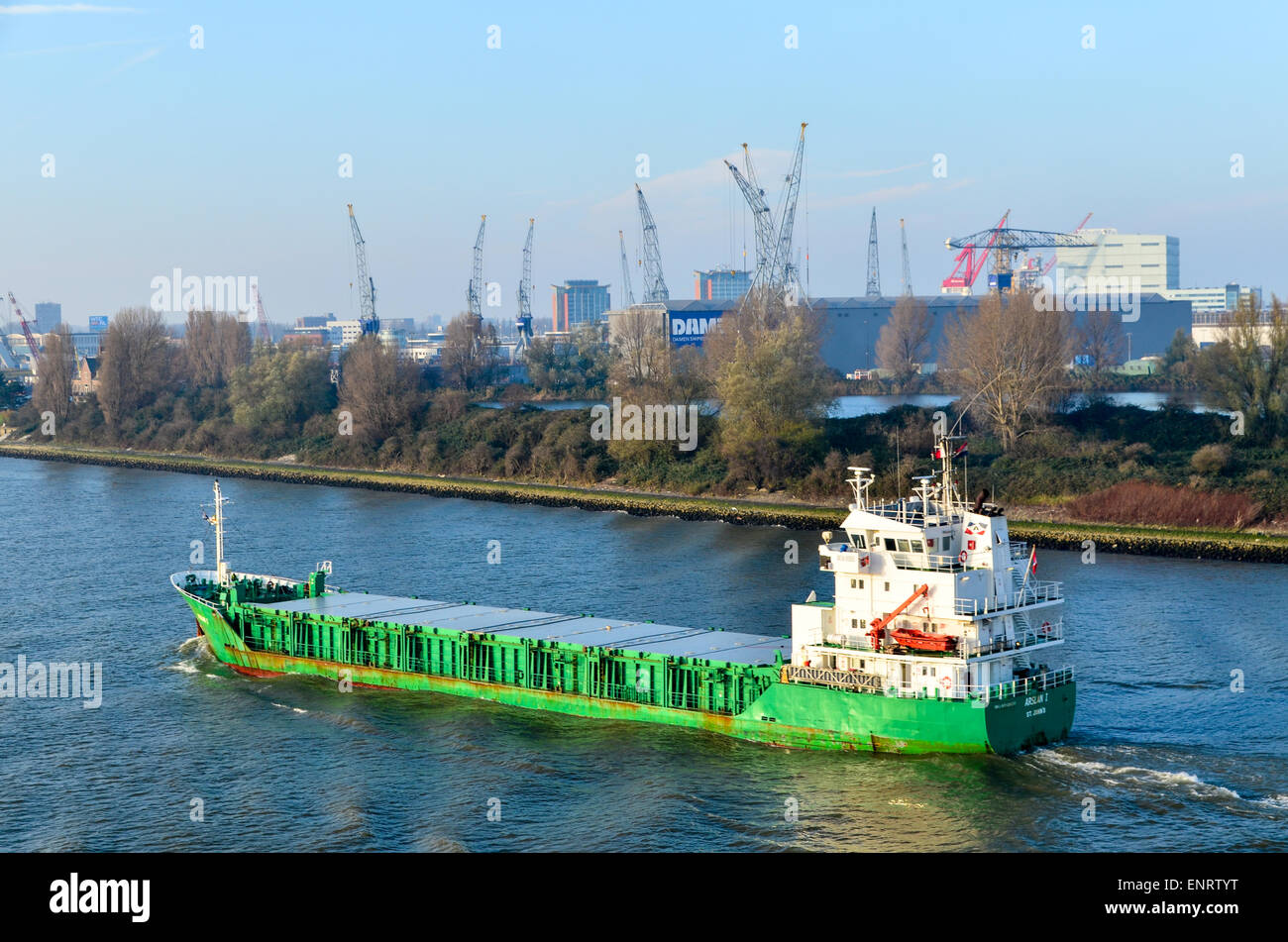 Eine grüne Schiff Segeln in den Hafen von Rotterdam, Niederlande Stockfoto