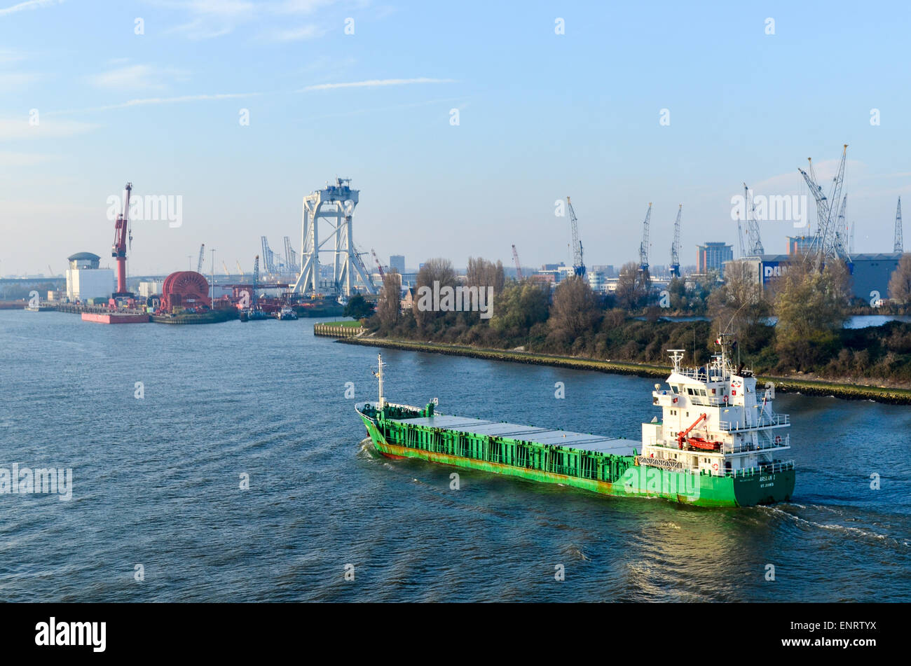 Eine grüne Schiff Segeln in den Hafen von Rotterdam, Niederlande Stockfoto