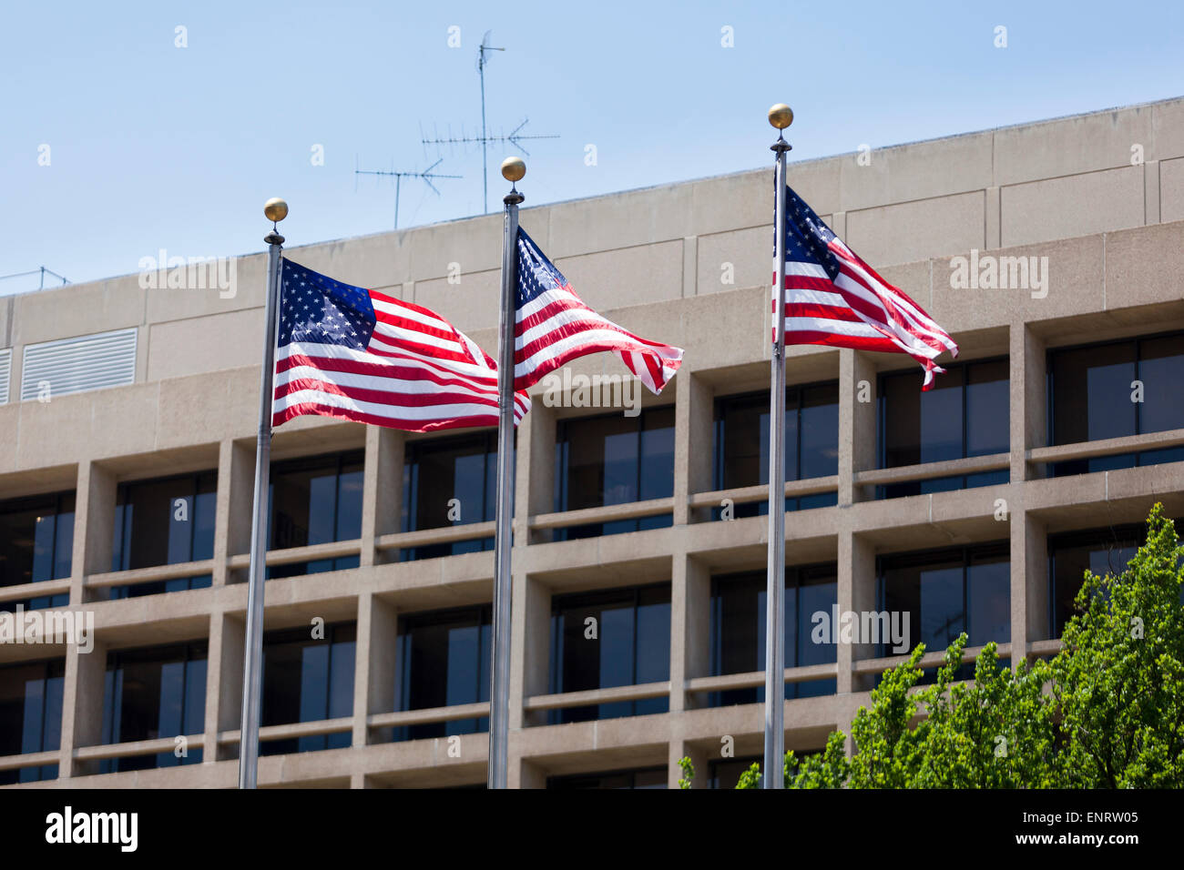 Amerikanische Flagge vor US-Regierungsgebäude - USA Stockfoto