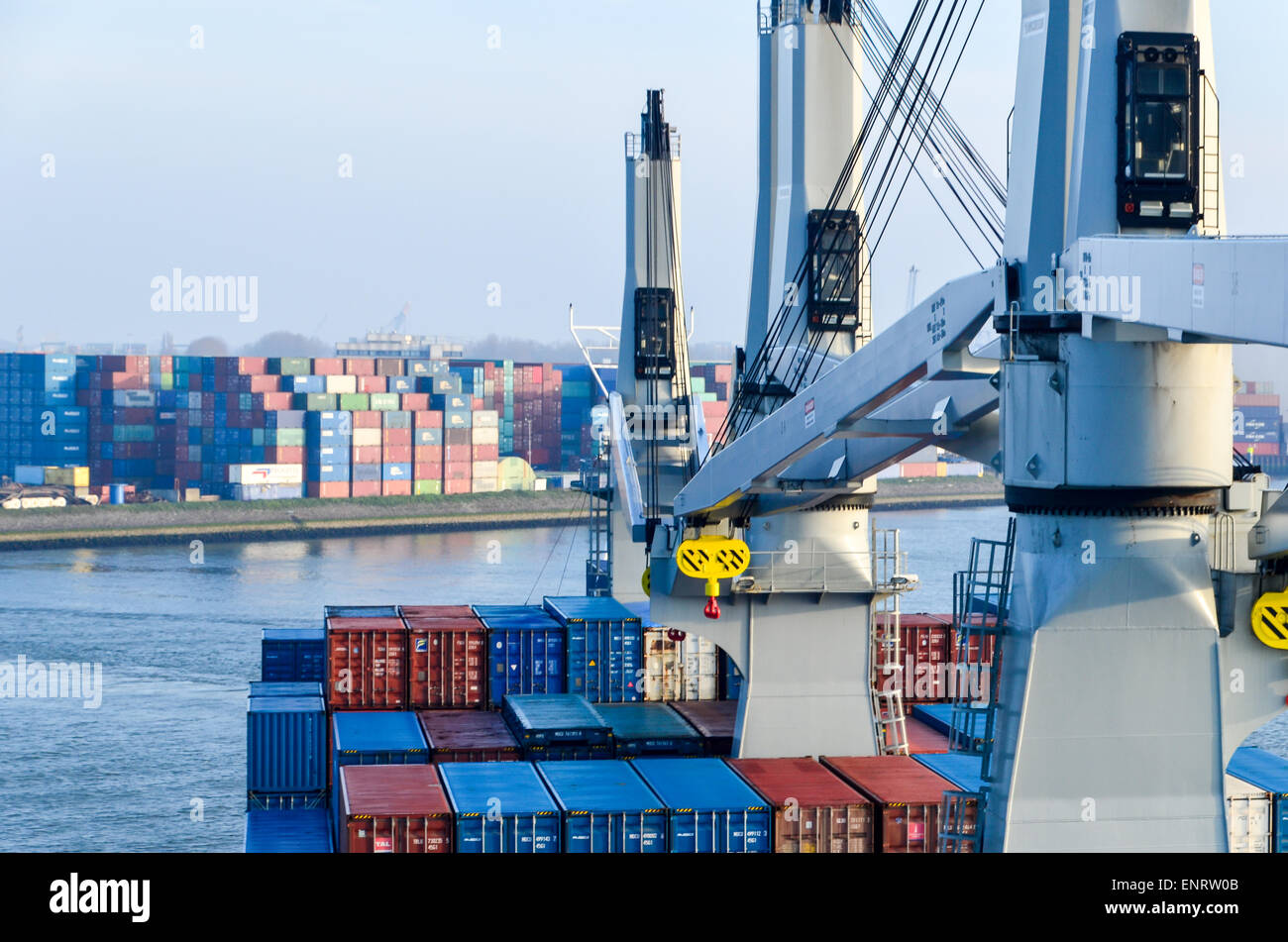 Ein Container-Schiff in den Hafen von Rotterdam, Niederlande Stockfoto