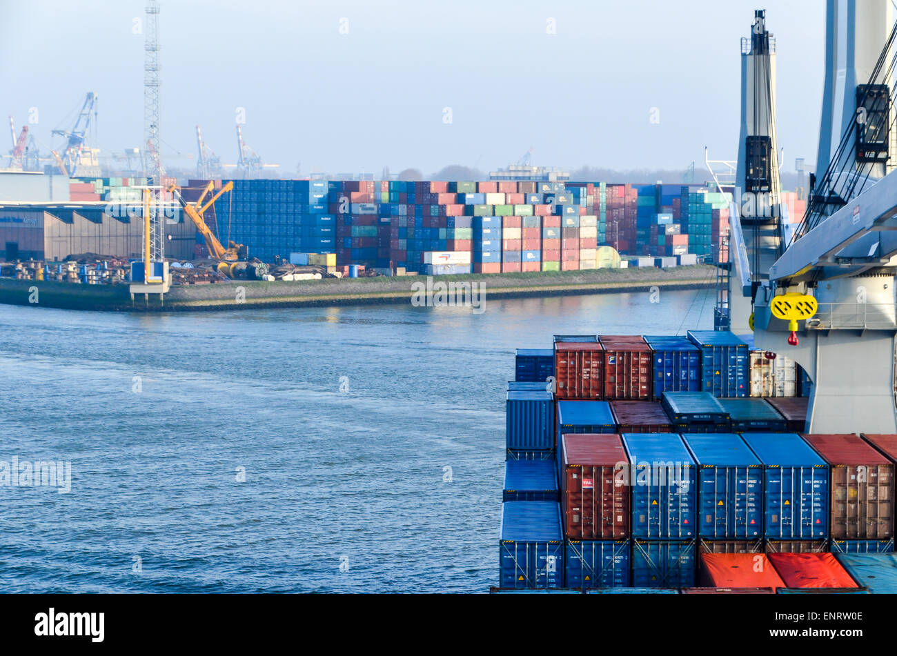 Ein Container-Schiff in den Hafen von Rotterdam, Niederlande Stockfoto
