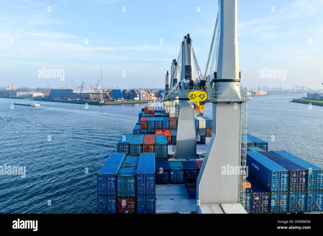 Ein Container-Schiff in den Hafen von Rotterdam, Niederlande Stockfoto