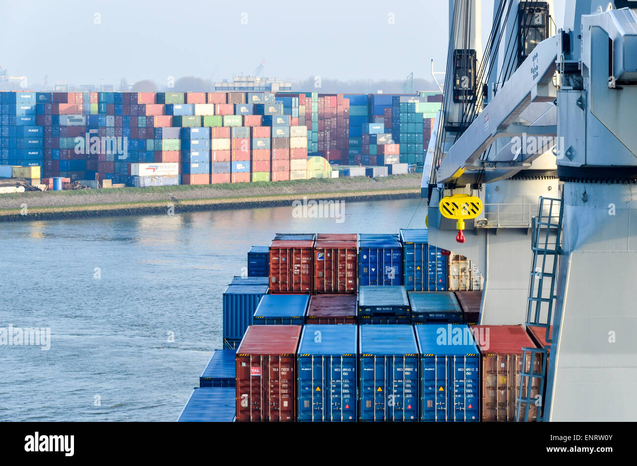 Ein Container-Schiff in den Hafen von Rotterdam, Niederlande Stockfoto