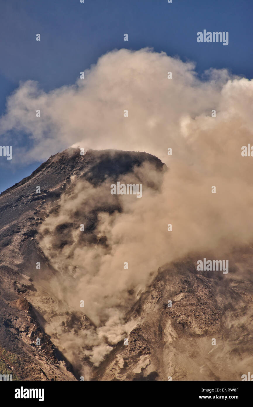 Karangetang Vulkan, Siau, Indonesien, 1827 Meter hoch, durchbrechenden 8. Mai 2015, spuckt Lava, Asche und Gas, 454 Menschen. Stockfoto