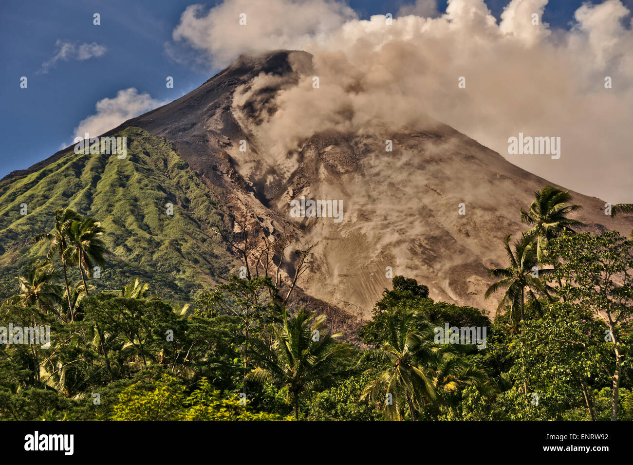 Karangetang Vulkan, Siau, Indonesien, 1827 Meter hoch, durchbrechenden 8. Mai 2015, spuckt Lava, Asche und Gas, 454 Menschen. Stockfoto