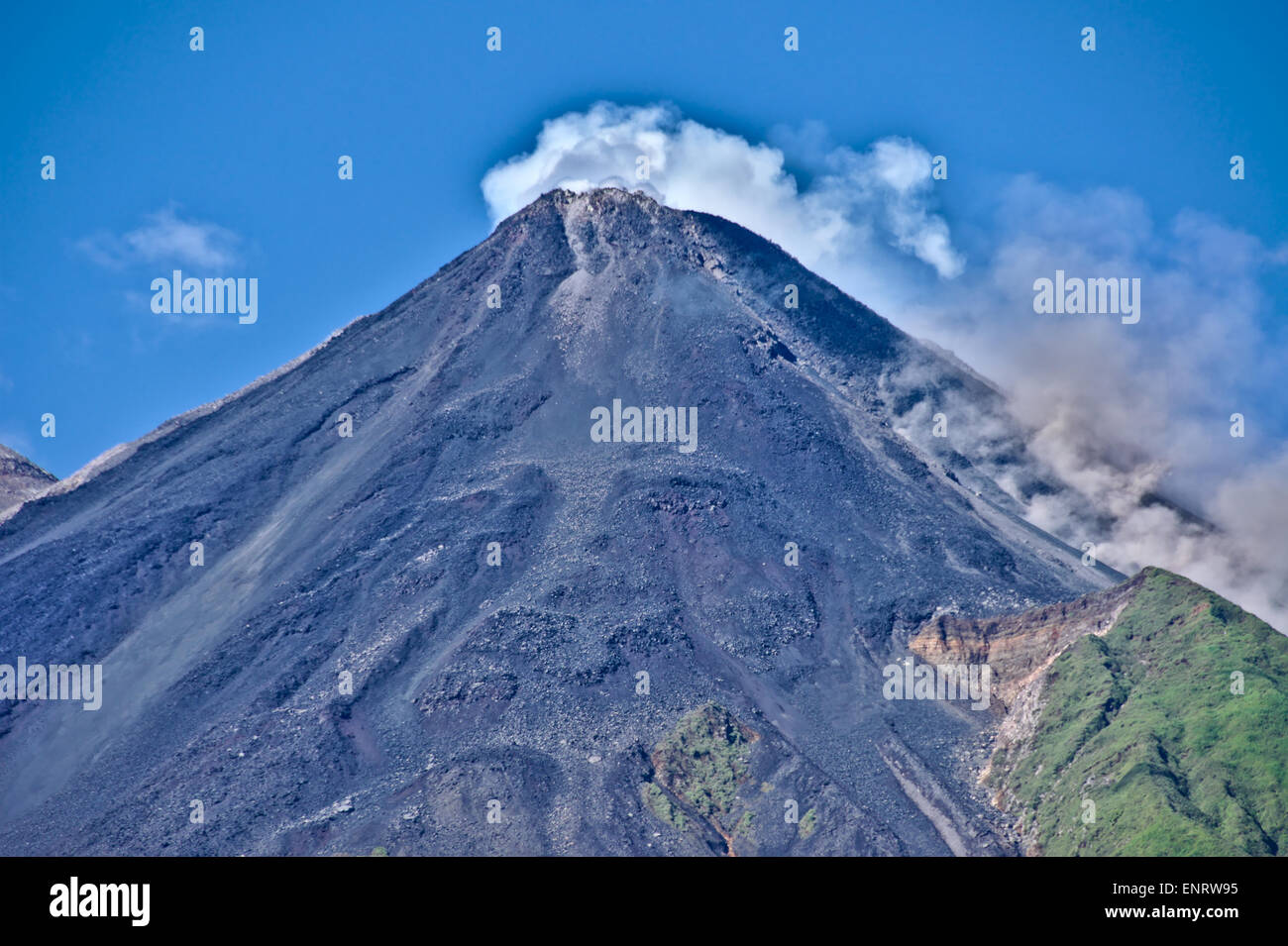 Karangetang Vulkan, Siau, Indonesien, 1827 Meter hoch, durchbrechenden 8. Mai 2015, spuckt Lava, Asche und Gas, 454 Menschen. Stockfoto