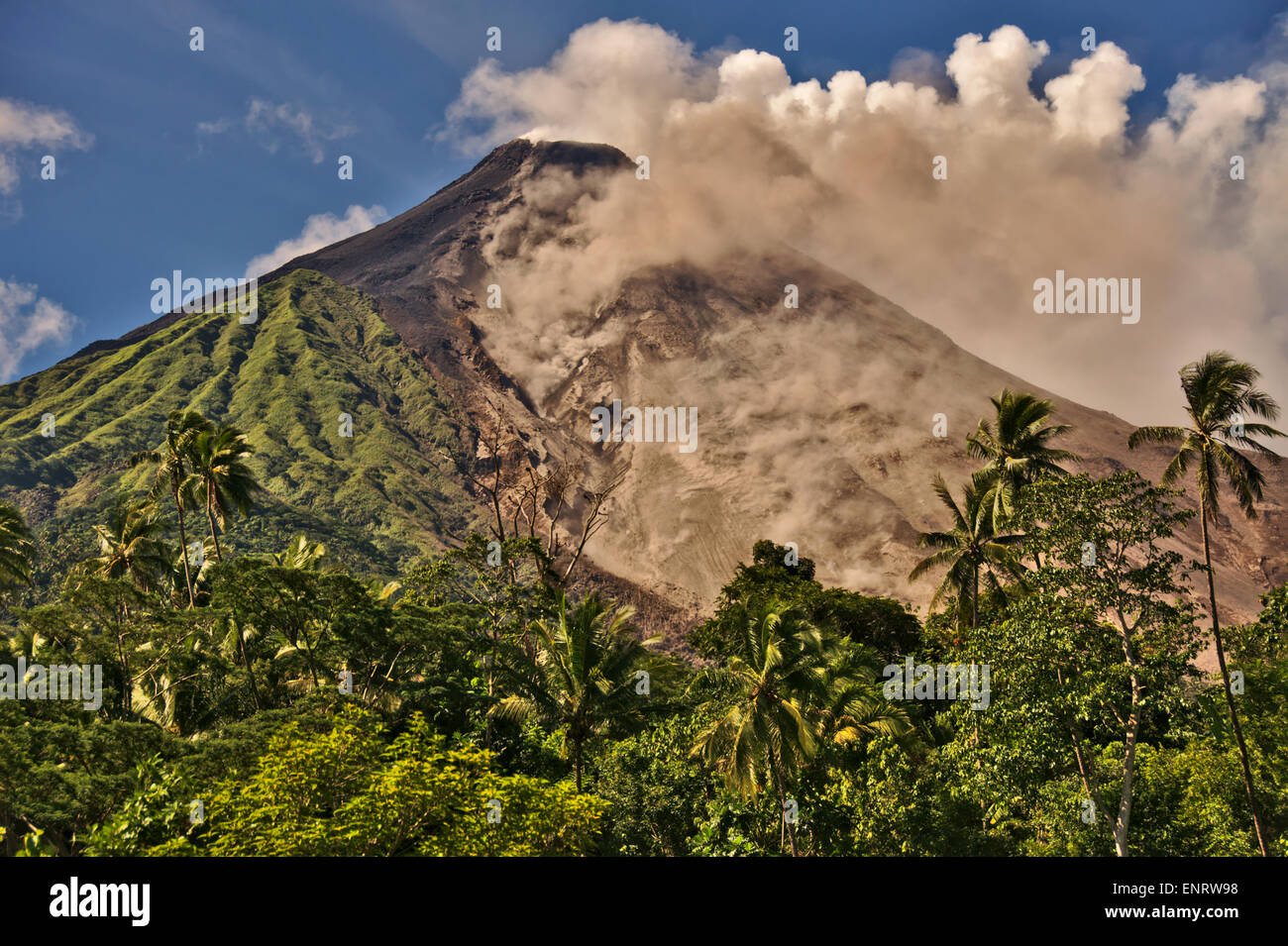 Karangetang Vulkan, Siau, Indonesien, 1827 Meter hoch, durchbrechenden 8. Mai 2015, spuckt Lava, Asche und Gas, 454 Menschen. Stockfoto