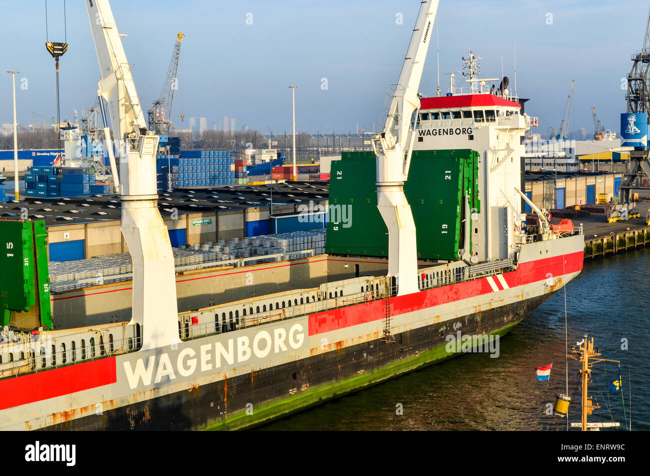 Wagenborg Frachtschiff entladen am Eemhaven Terminal des Hafens Rotterdam, Niederlande Stockfoto