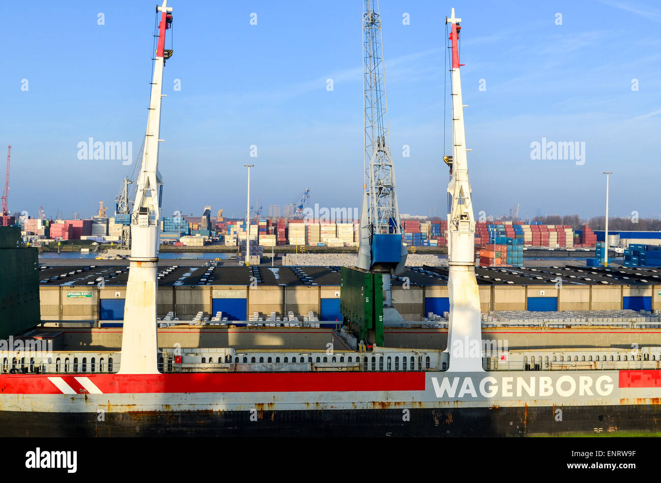 Wagenborg Frachtschiff entladen am Eemhaven Terminal des Hafens Rotterdam, Niederlande Stockfoto