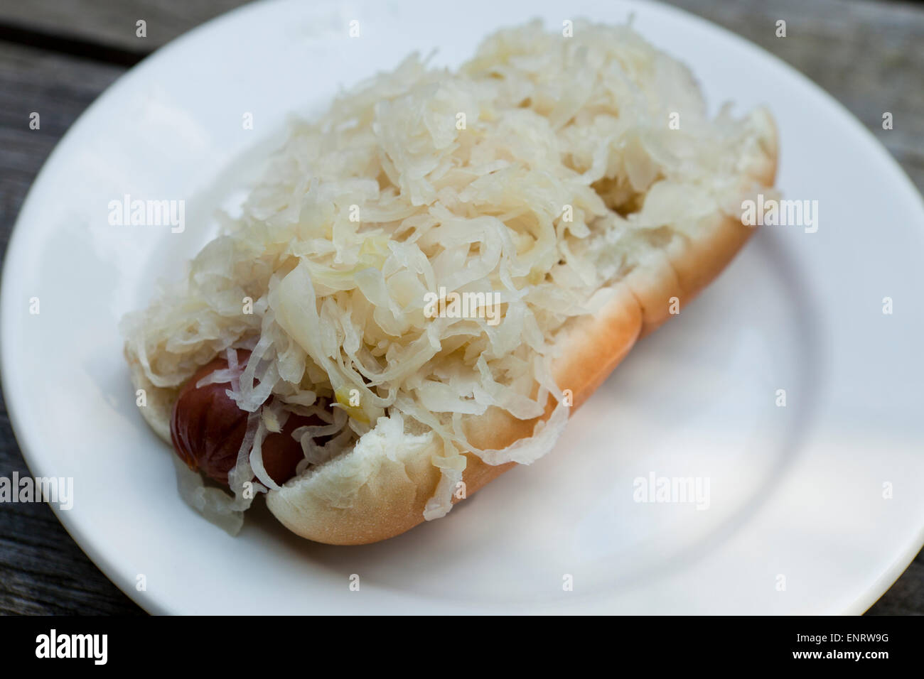 Sauerkraut Hot Dog Auf Platte Stockfotografie Alamy