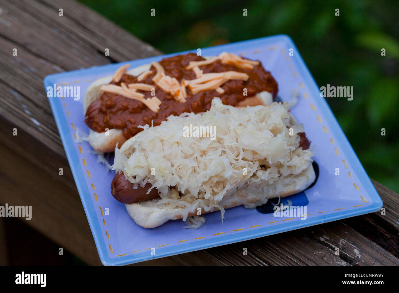 Sauerkraut und Chili Hotdogs auf Platte Stockfoto