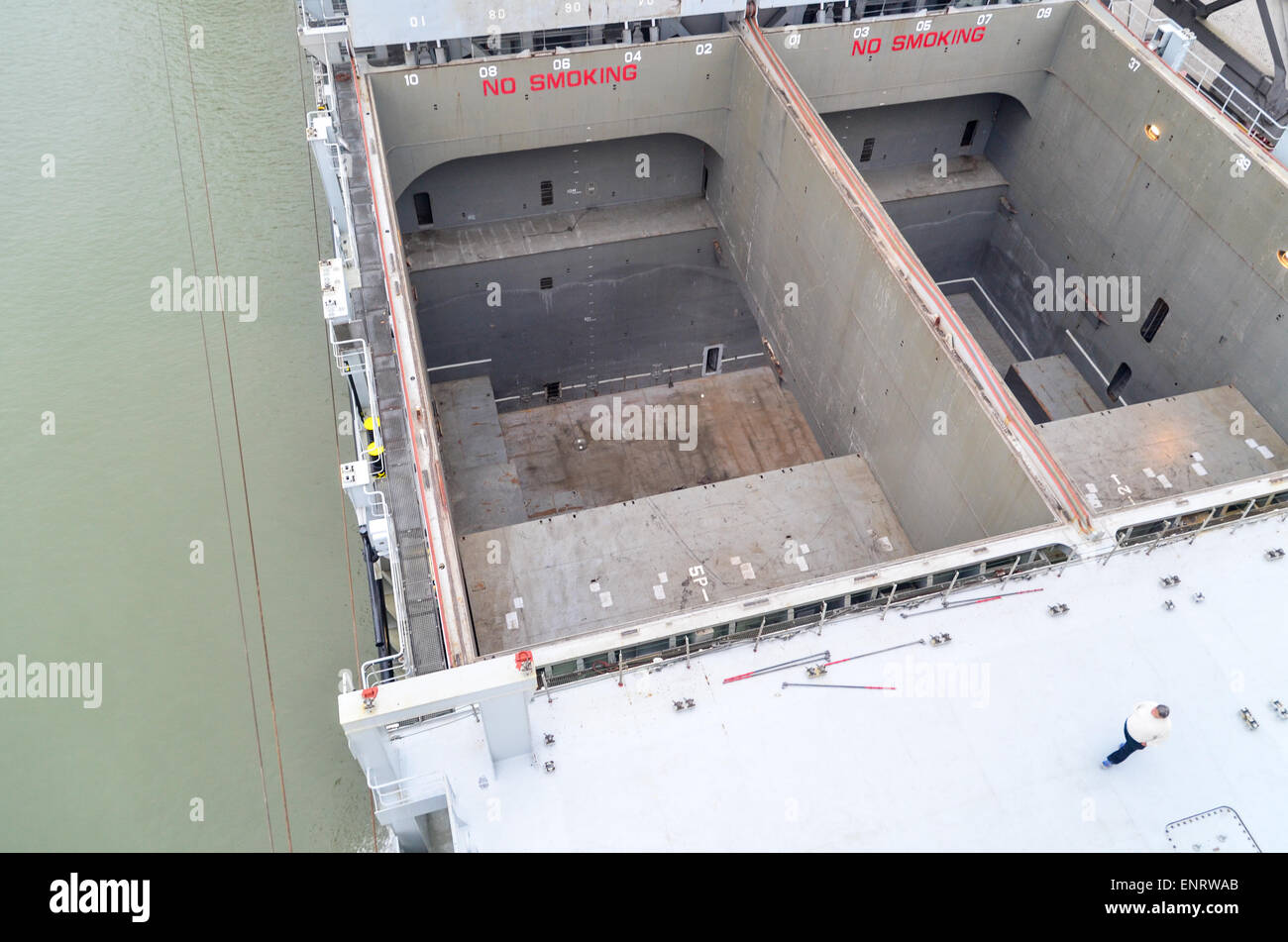 Öffnen Sie und entleeren Sie Zwischendeck ein Mehrzweck-Frachter Stockfoto