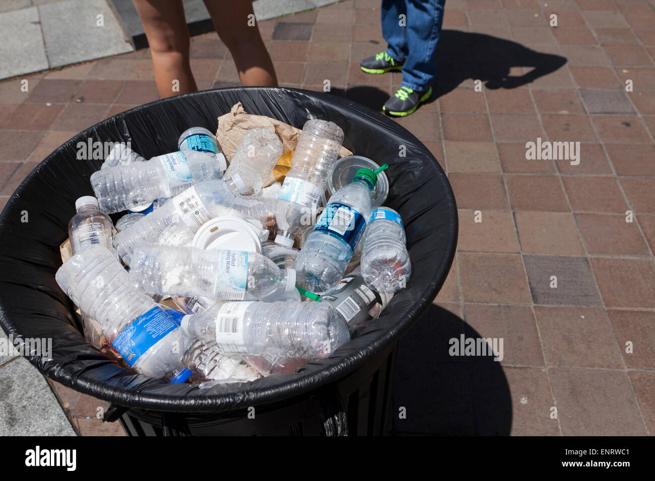 Kunststoff-Wasserflaschen in der Öffentlichkeit Abfallbehälter - USA Stockfoto