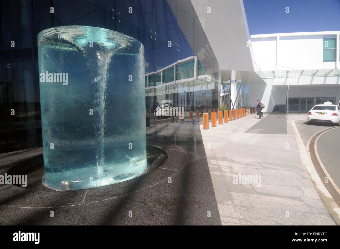 Wasser-Skulptur am Eingang zum Abflugterminal am Canberra Airport, ACT, Australien. Weder Herr PR Stockfoto