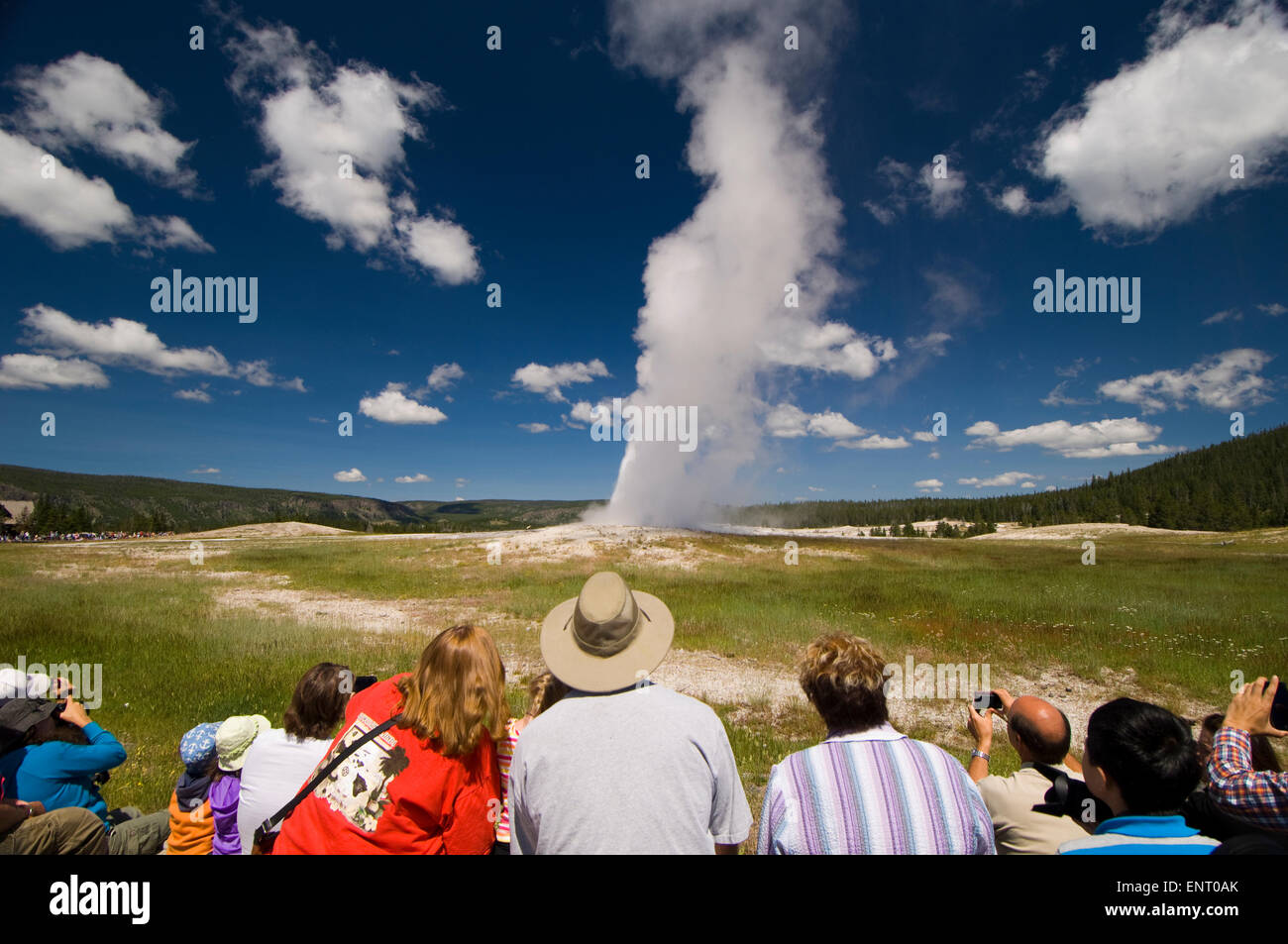 Menschen Sie beobachten Old Faithful Geysir treu bleiben. Yellowstone-Nationalpark, Wyoming, USA. Stockfoto