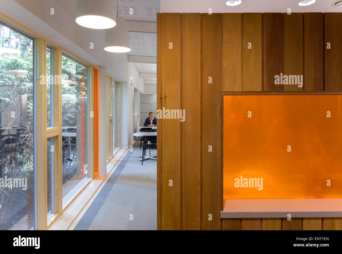 Innere des Break-out-Bereich mit farbigen Bildschirm. Das Büro im Park, Greenford, Vereinigtes Königreich. Architekt: Dogg, Johnson Stockfoto