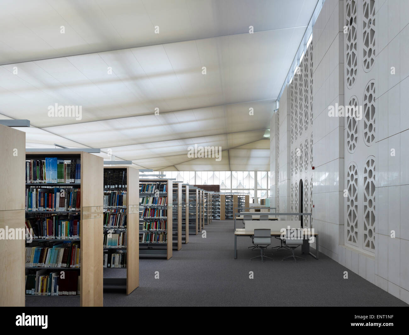 Buch-Gänge mit Leseecke. King Fahad National Library, Riyadh, Saudi Arabien. Architekt: Gerber Architekten, 2013. Stockfoto