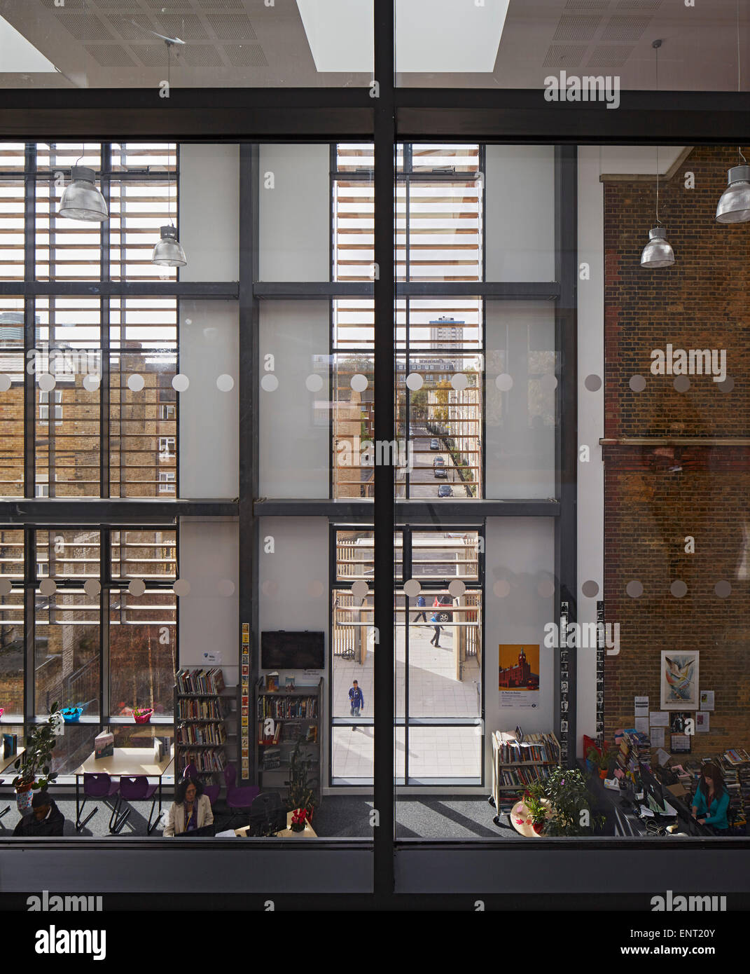 Innenansicht durch vom Obergeschoss Erdgeschoss-Bibliothek. Regent High School, London, Vereinigtes Königreich. Architekt: Walters ein Stockfoto