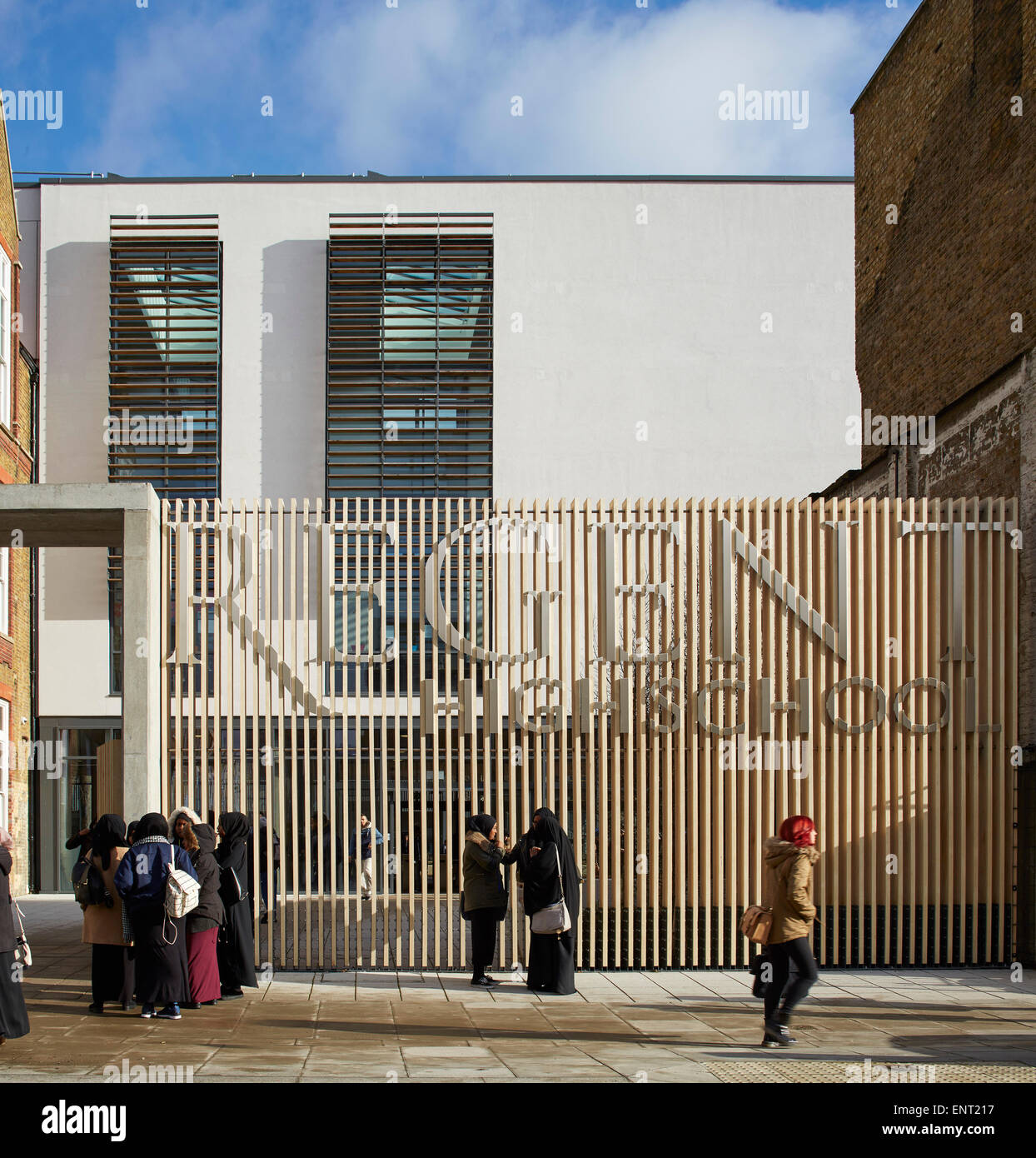 Eingangstor auf Chalton Straße. Regent High School, London, Vereinigtes Königreich. Architekt: Walters und Cohen Ltd, 2015. Stockfoto