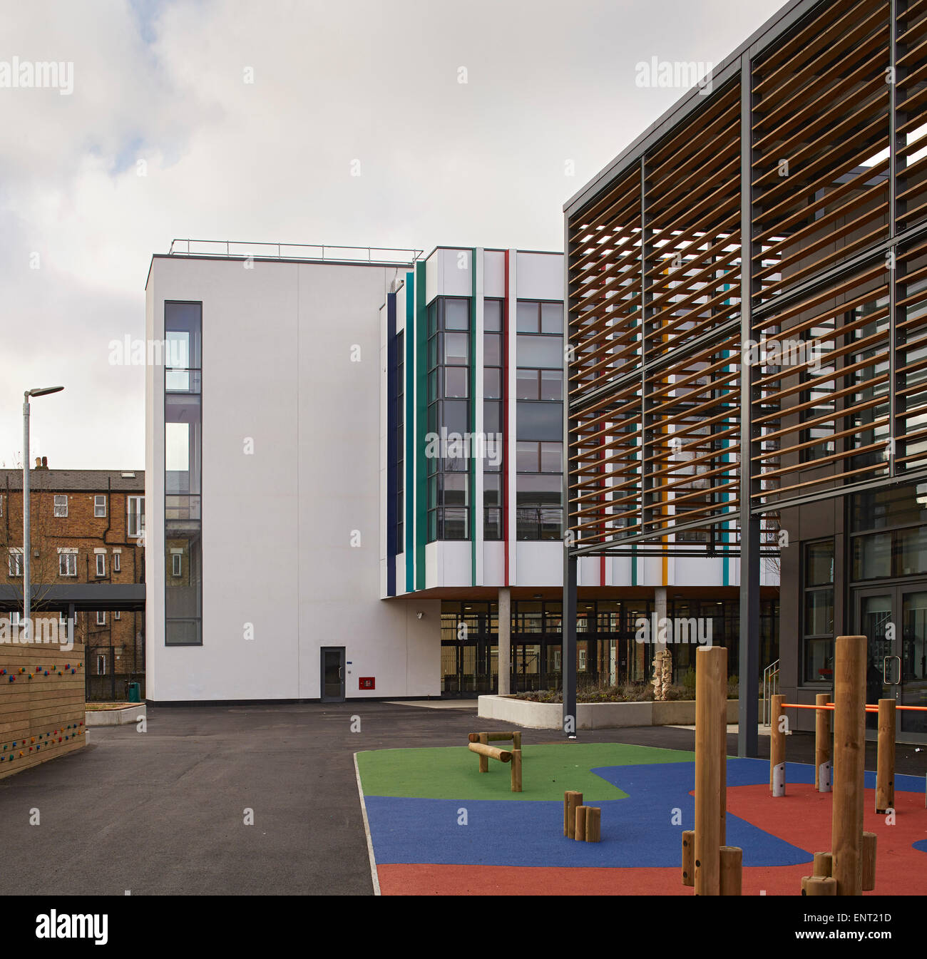 Spielplatz Innenhof-Garten. Regent High School, London, Vereinigtes Königreich. Architekt: Walters und Cohen Ltd, 2015. Stockfoto