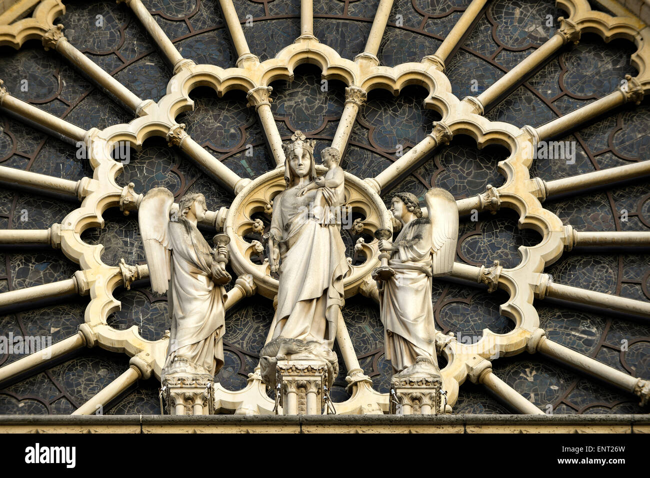 Figuren in einer Rosette, Kathedrale Notre-Dame de Paris, Westfassade, Île De La Cité, Paris, Frankreich Stockfoto