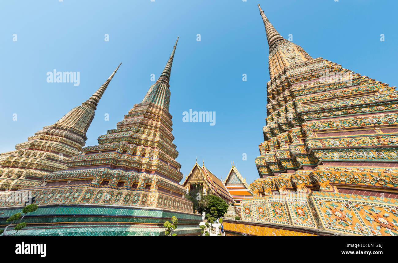 Drei Chedis, Phra Maha Chedi Si Ratchakan, Wat Pho Tempel, Wat Phra Chetuphon, Bangkok, Thailand Stockfoto