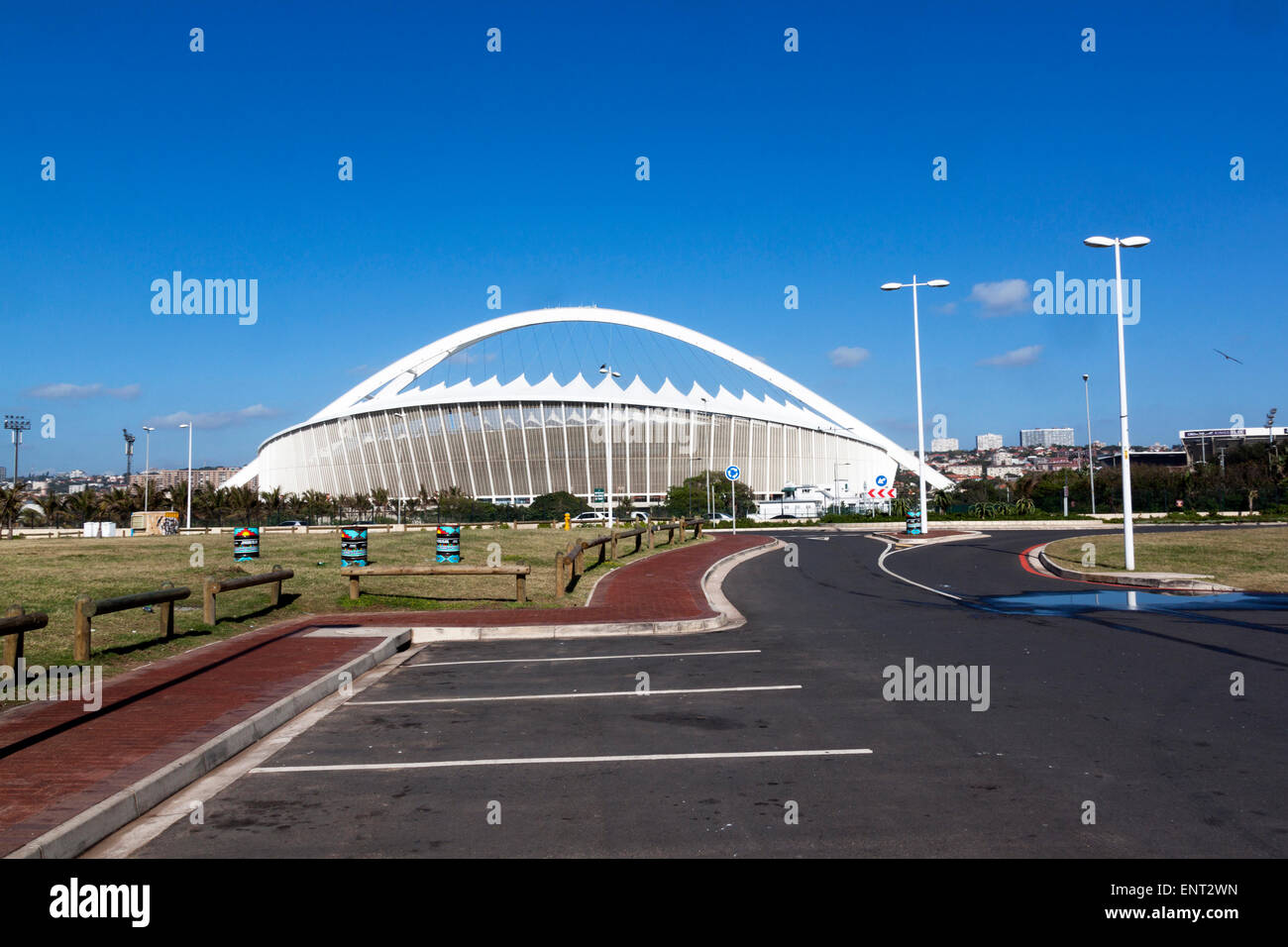 DURBAN, Süd - Afrika, 4. Dezember 2014: Leeren Sie Parkplatz vor Moses Mabhida Stadion Durban, Südafrika Stockfoto